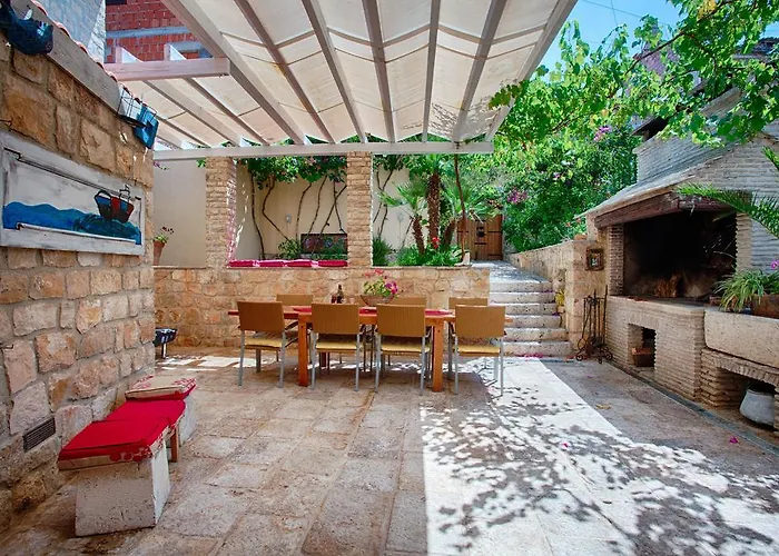 Alma Island Vis Villa