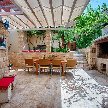 Alma Island Vis Villa