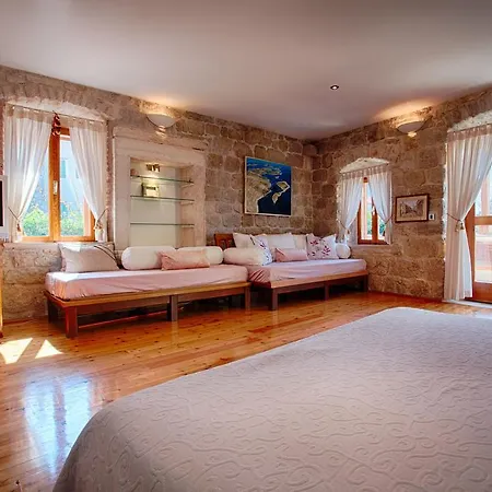 Villa Alma Island Vis