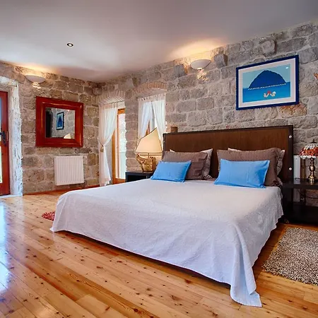 Alma Island Vis Villa